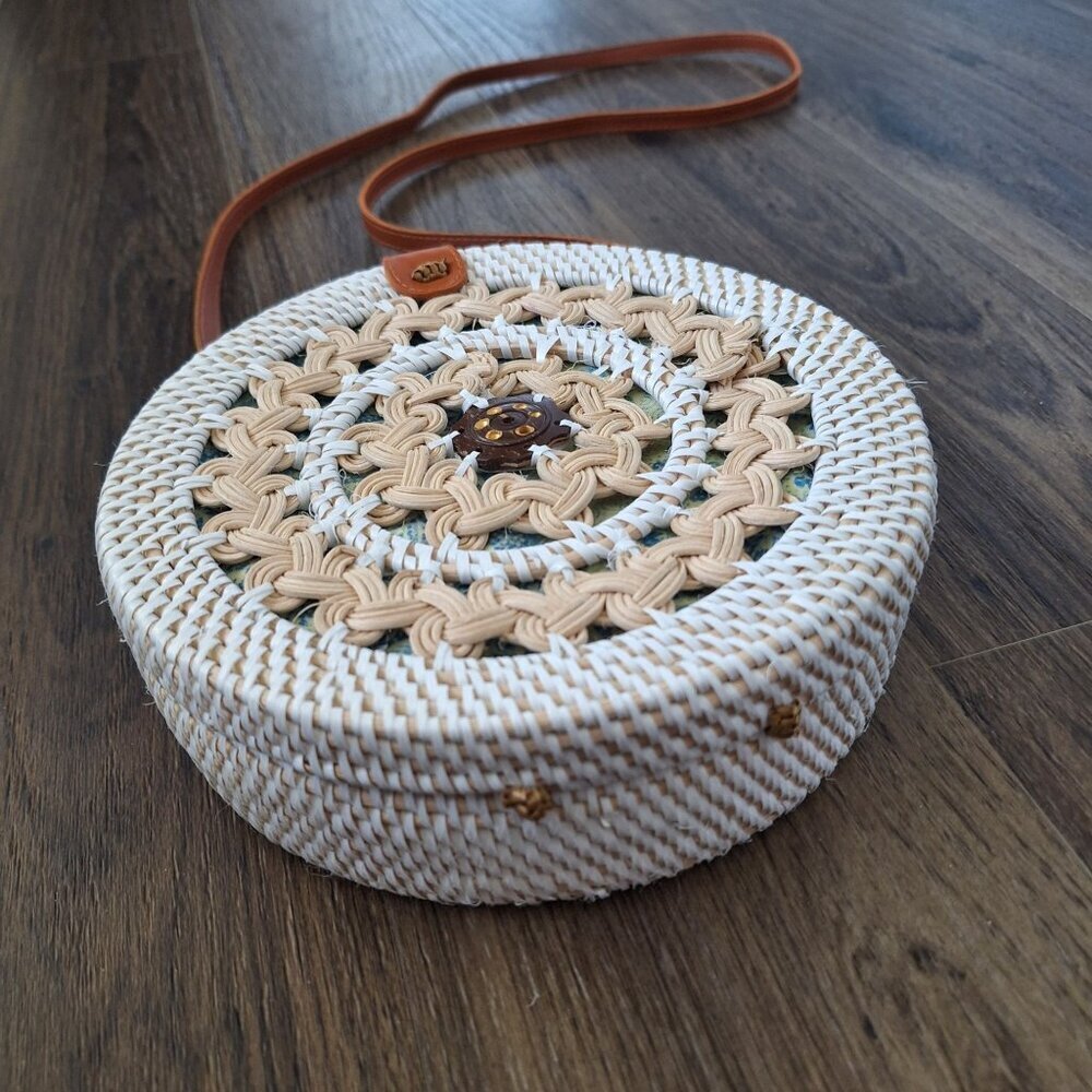 NWOT Woven Round Crossbody Bag Boho Cottage Vacation Vibe Tropical Hippie - Picture 3 of 7